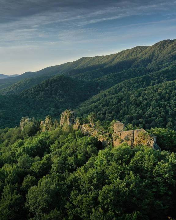 Скалы Серые Монастыри